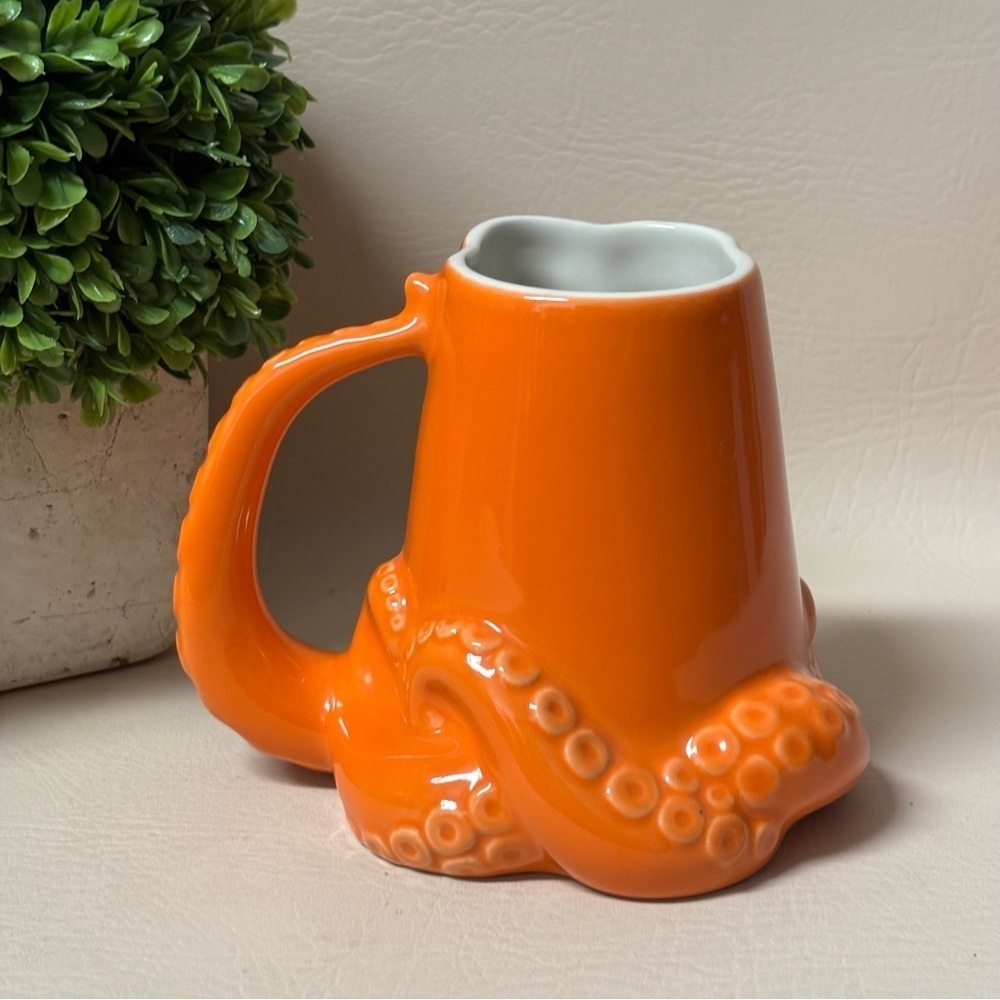Vintage DISNEY PARKS Finding DORY HANK The Octopus Mug 16oz - Picture 3 of 6